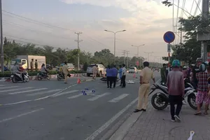  Hai trẻ gào khóc bên thi thể cha mẹ bị nạn ở Bình Dương