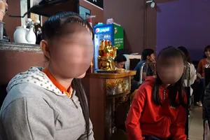 Bé gái nghi bị cha dượng xâm hại trong nhiều năm