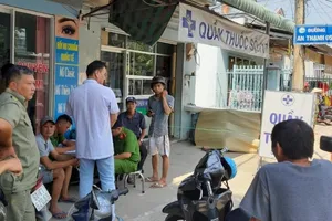 Gục chết trước cửa tiệm thuốc ở Bình Dương