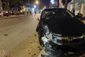 Ô tô đâm gốc cây, xe máy văng 30m, nam thanh niên chết tại chỗ