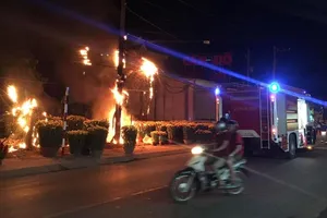 Cột điện phát nổ, người bán hoa bỏ chạy