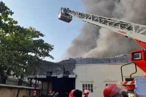 Cháy công ty ngày 27 tết, công nhân hoảng loạn chạy thoát thân