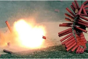 Bỏ pháo vào chai thủy tinh rồi đốt, 5 người nhập viện