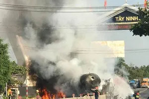 Xe bồn chở gas tông dải phân cách và bốc cháy ngùn ngụt