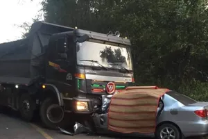 Đấu đầu với xe tải, 4 người thương vong