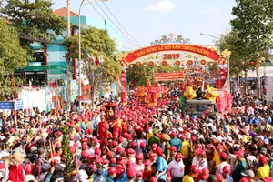  Ngạt thở trong dòng người đi lễ hội tại Bình Dương