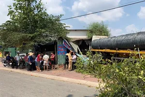 Xe đầu kéo chở hàng chục tấn sắt lao vào quán ăn