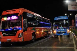 Người mẹ ôm thi thể con gái gào khóc giữa đường