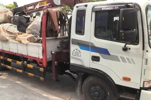 Xe tải chở chất thải nguy hại trên đường