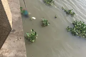 Thi thể 1 phụ nữ đang phân hủy dưới sông