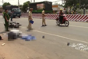 Người mẹ gào khóc bên thi thể con trai. Ảnh: L.ÁNH