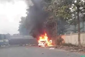 Tập lái ô tô rồi húc vào đống rác đang cháy ở Bình Dương