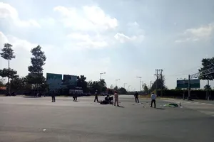 Con trai ôm thi thể mẹ khóc ngất sau tai nạn ở Bình Dương