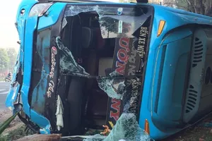 Vụ ô tô khách lật ở Bình Dương: Tài xế xe tải không qua khỏi