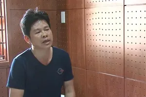 Đâm chết vợ trước cổng công ty vì ghen