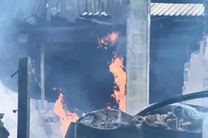 Hai vụ cháy liên tiếp tại Bình Dương, xe cứu hỏa gặp nạn