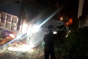 Người dân phá cửa giải cứu 2 người bị mắc kẹt trong xe 