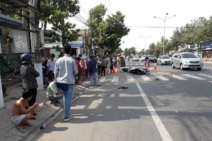 Va chạm giữa 2 xe máy, 1 người bị ô tô khách cán chết 