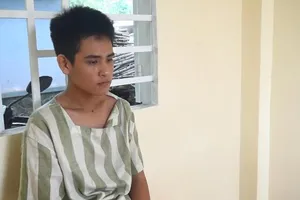 Cô gái bị giật ba lô, kéo lê trên đường vắng