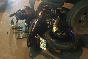 Hi hữu: Tai nạn xe máy đấu đầu xe tải