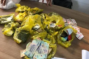 Hàng chục công nhân vào phòng vệ sinh sát phạt nhau