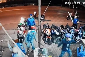 Nhóm người dùng hung khí tuyên bố “dẹp” quán trước mặt công an