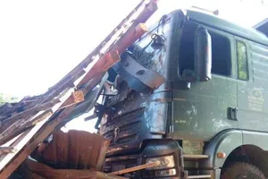 Xe ben đâm sập nhà dân lúc rạng sáng, hai vợ chồng tử vong