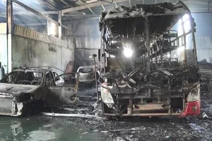 Cháy garage, 5 chiếc ô tô bị thiêu rụi