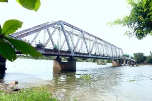 Tiếp tục treo bảng thông báo tháo dỡ cây cầu hơn 100 năm tuổi