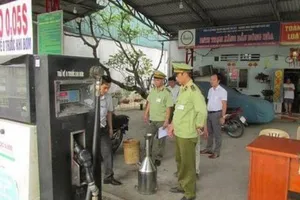 Hơn 10 ngàn lít xăng dễ bị kích nổ tại một trạm ở Bình Dương