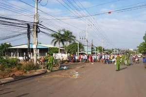 Con gái nuôi đem thi thể mẹ bỏ ở bãi rác bên vệ đường