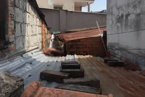 Bình Dương: Leo lên máng xối dọn rác, rồi bị tử vong