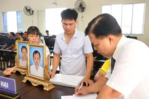 Tạm dừng xét xử tài xế lái xe khách tông chết 2 bé gái