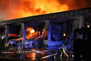 Bình Dương: Công ty sản xuất ghế nệm sofa vẫn cháy khủng khiếp