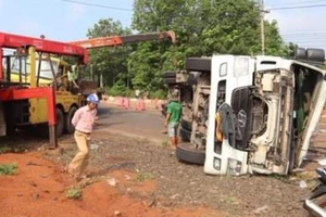 Dân giúp tài xế gom hàng chục tấn hạt điều bị đổ ra đường