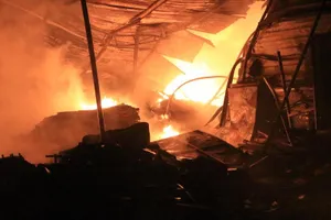 Vựa ve chai hàng ngàn mét vuông chìm trong biển lửa