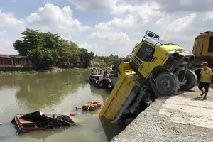 Tai nạn giữa xe ben và ghe bán tạp hóa dưới sông