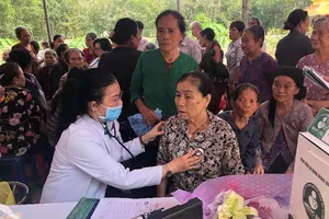 Hàng trăm người dân được khám bệnh miễn phí tại Bình Dương