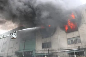 TP.HCM chi viện cho Bình Dương để dập đám cháy lớn