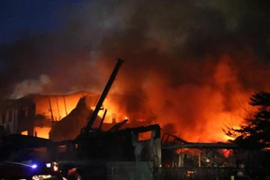 Cảnh sát PCCC 3 tỉnh, thành dập đám cháy ở Bình Dương