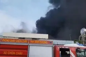 Công nhân chạy thoát thân trong đám cháy lớn tại Bình Dương