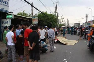 Vợ khóc ngất bên thi thể chồng bị xe tông ở Bình Dương