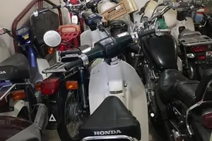 Hàng chục mô tô vô chủ trong ngôi nhà không người ở Bình Dương