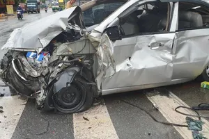 5 ô tô ở Bình Dương tông nhau, xe 4 chỗ bẹp rúm