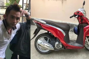 Thấy kẻ trộm xe máy, người phụ nữ chạy bộ đuổi theo