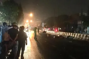 Đi bộ sang đường lúc trời mưa to bị xe máy tông thiệt mạng