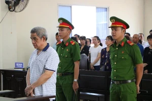 Cái ly chuyển từ tay trái sang tay phải thì bị bể