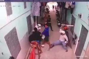 Camera ghi cảnh nhóm thanh niên vây chém người ở Bình Dương