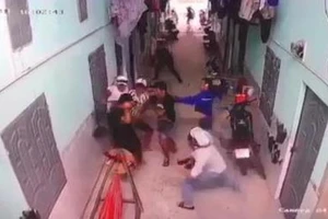 Thanh niên cầm đầu nhóm chém người ở Bình Dương ra đầu thú