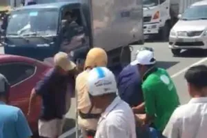 Thanh niên ngáo đá cầm dao đi trên quốc lộ ở Bình Dương